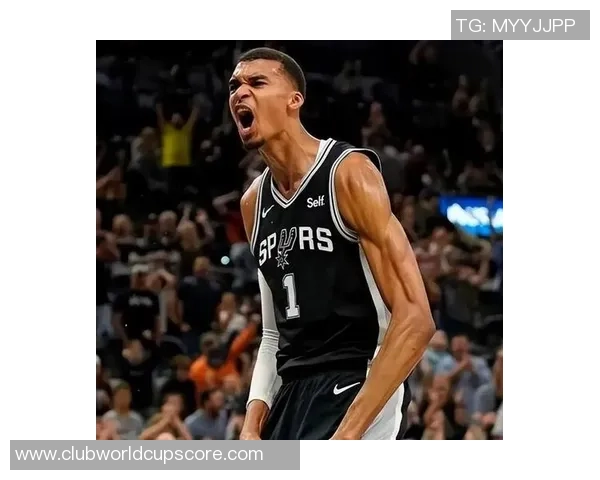 文班亚马首场比赛表现惊艳五次盖帽并隔扣字母哥引发广泛讨论